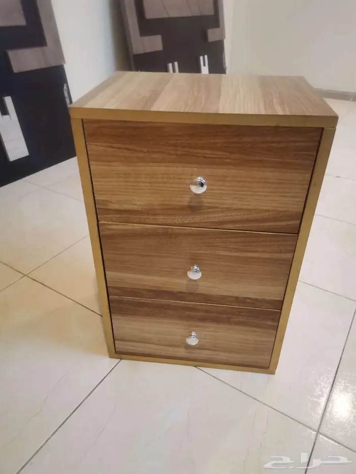 دولاب وكمودينو بحالة ممتازه استخدام شهر ونص 0