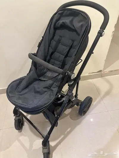 طاولة كبيره مع اربع خدمة وعربية اطفال وسرير اطفال 3
