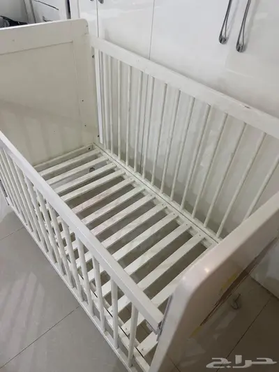 طاولة كبيره مع اربع خدمة وعربية اطفال وسرير اطفال 0