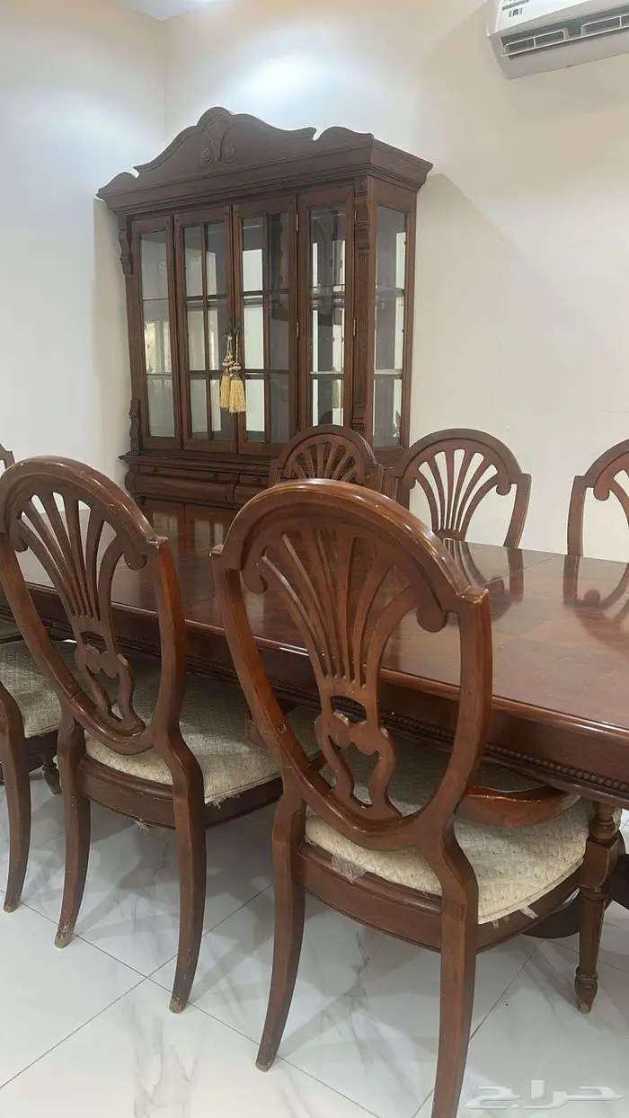 طاولة طعام مع 8 كراسي ودولاب 1