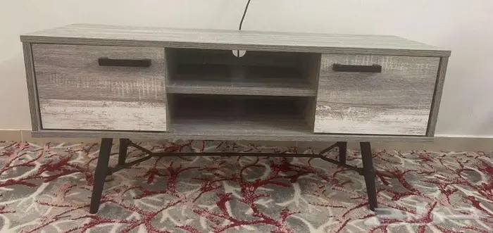 كنب وطاولات خدمه ومكيف جنرال وكلها في الوضع الممتاز 1
