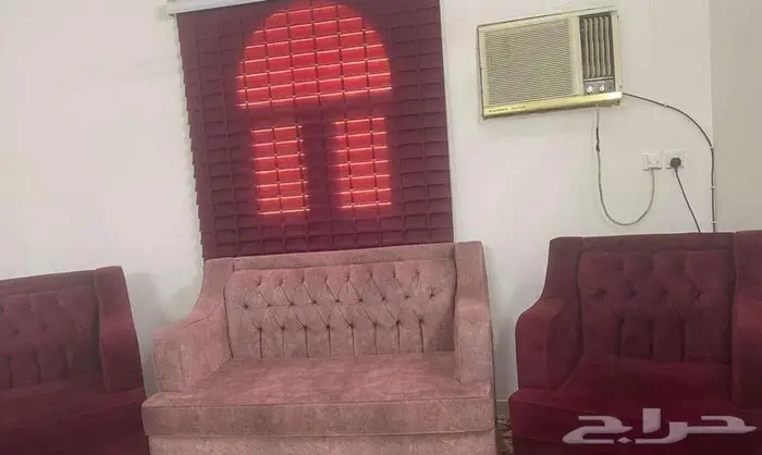 كنب وطاولات خدمه ومكيف جنرال وكلها في الوضع الممتاز 2