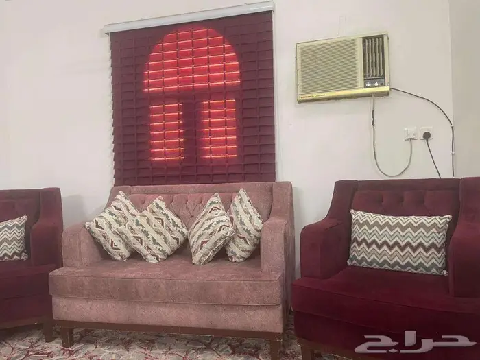 كنب وطاولات خدمه ومكيف جنرال وكلها في الوضع الممتاز 8