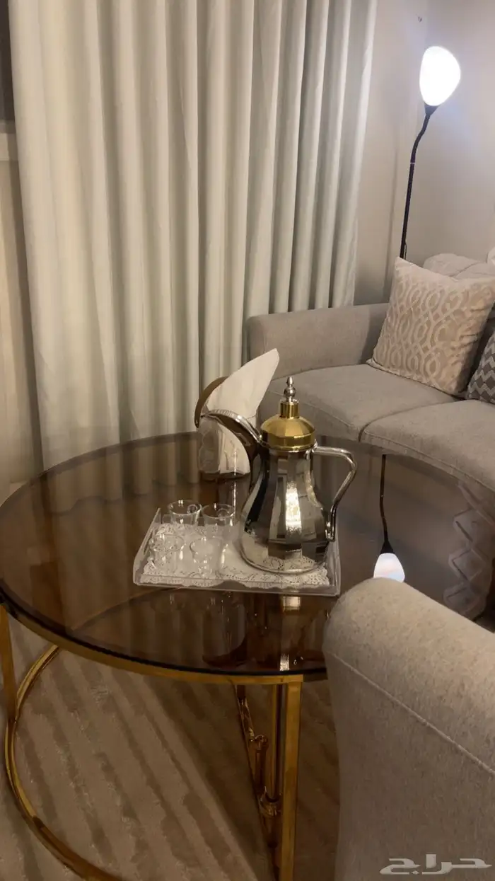 طاولة قهوة زجاج واستيل ذهبي من هوم سنتر 1