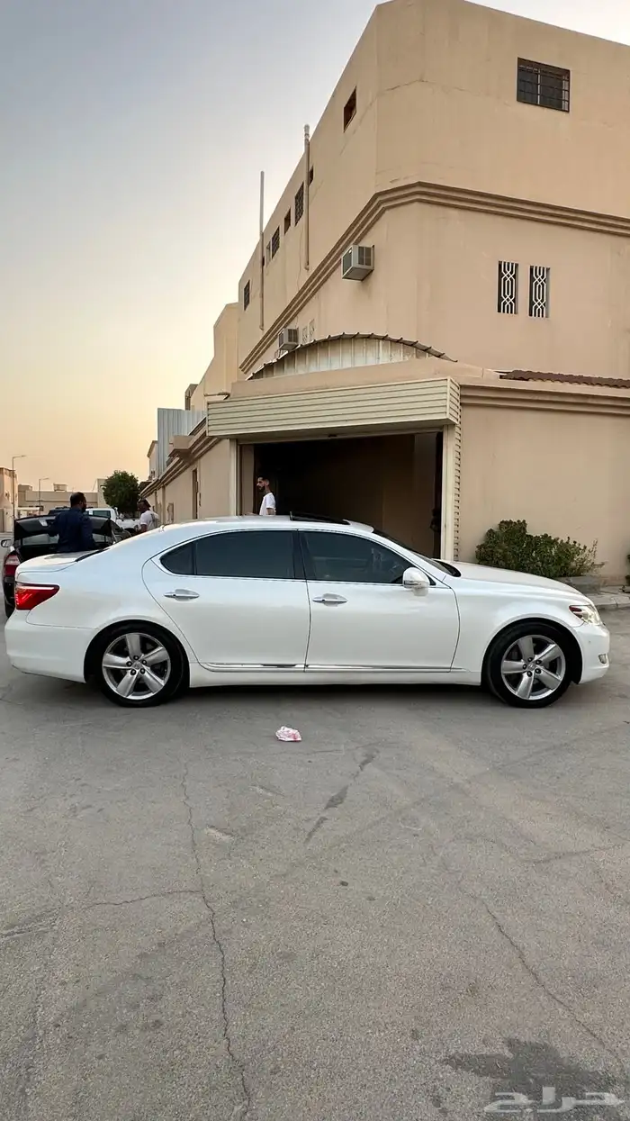 الكزس 460. LS. موديل 2011. ألون ابيض. 2