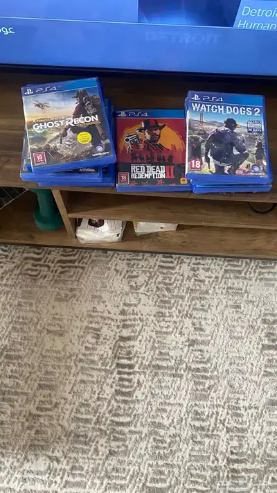 PS4 مع يده من جرير ومع حساب فخم وهارسك خارجي ون تيرا 6