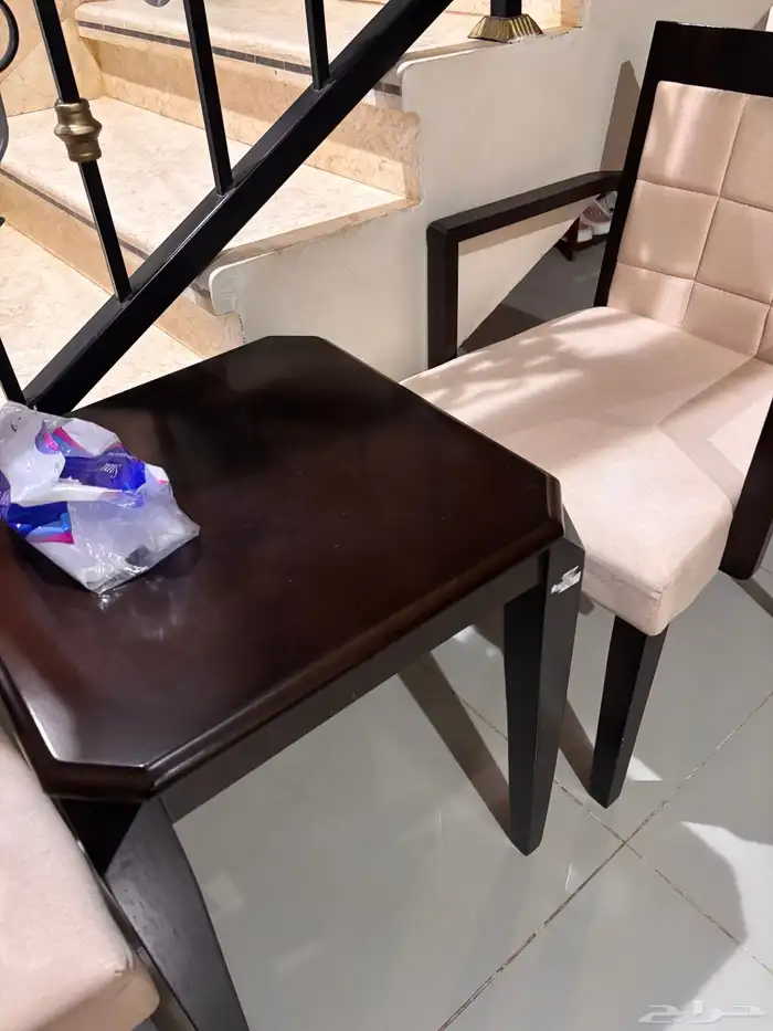 للبيع كرسين وطاولة نظيف 1