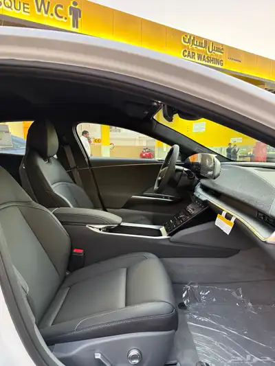 لوسيد اير بيور 2024   Lucid Air Pure 8