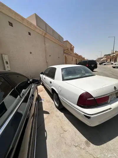 سيارة فورد قراند ماركيز موديل 2000 6