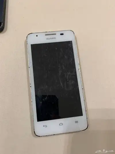 جوالات قديمة وسماعات وساعة بعضها شغال 25
