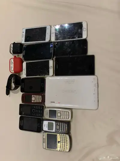 جوالات قديمة وسماعات وساعة بعضها شغال 0