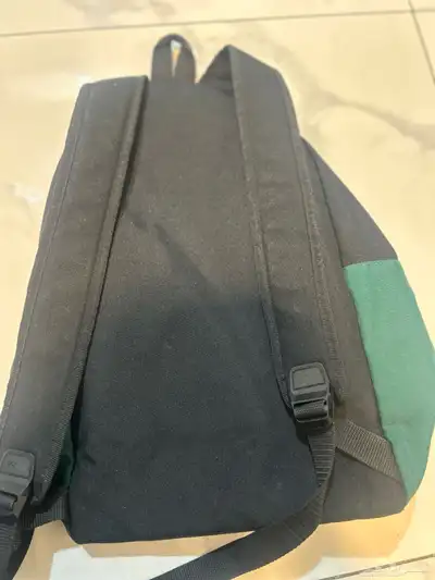 شنطة مدرسيه اديداس استخدام نظيف موضح بالصوره 1