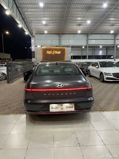 ازيرا موديل 2023 كالجرافي 9