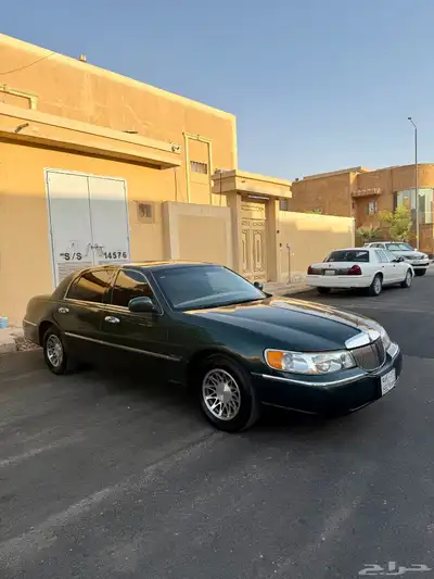 لينكولن تاون كار 1999 8