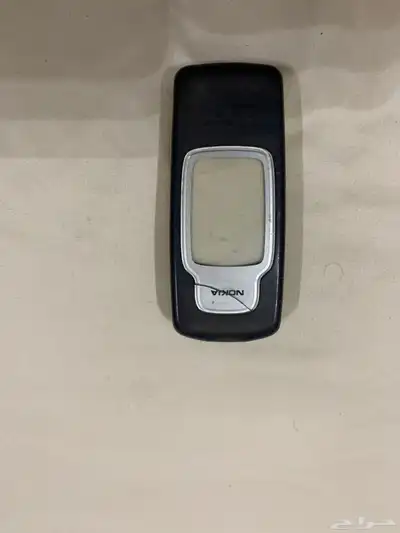 جوالات قديمة وسماعات وساعة بعضها شغال 4