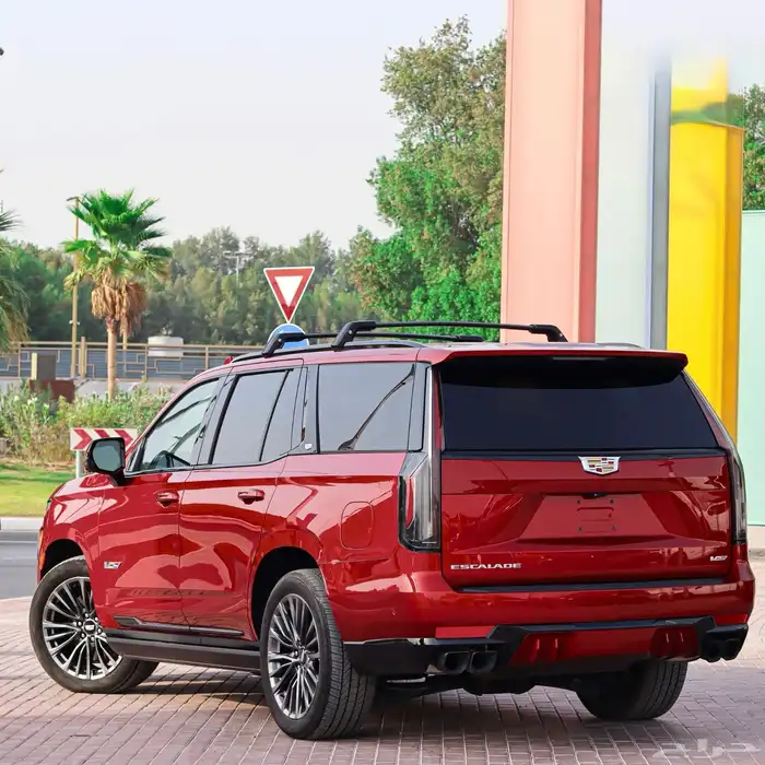 2023 CADILLAC Escalade V ESV REDفي الامارات 2