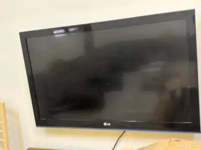 شاشة LG مقاس 42 مع حامل جداري 0