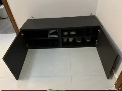 طاولة تلفزيون مع أبواب من إيكيا مستعمل نظيف 1