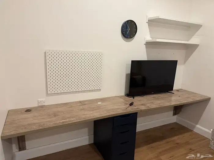 طاولة مكتب مع وحدة أدارج رف معلق 1