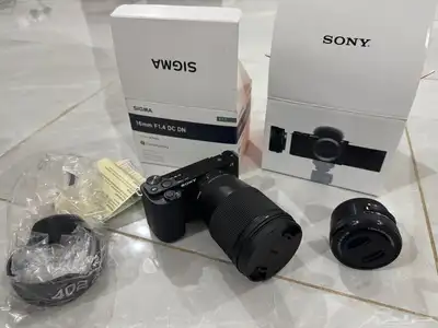 كاميرا سوني zv-e10 مع عدسة سجيما 16mm 2