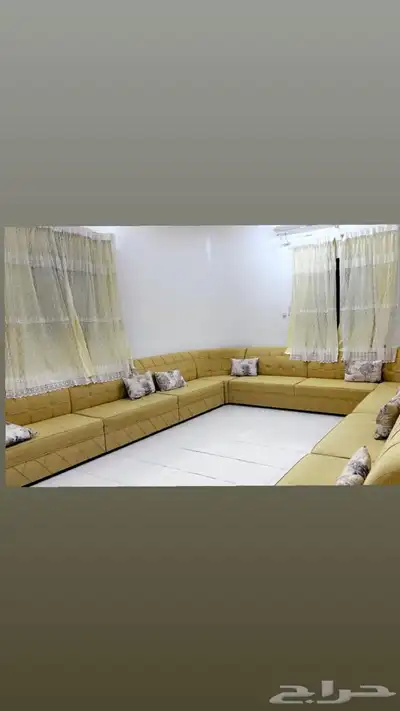 كنب ثمان قطع مع اثنين زاويه   . قياس الغرفه 4 5 0