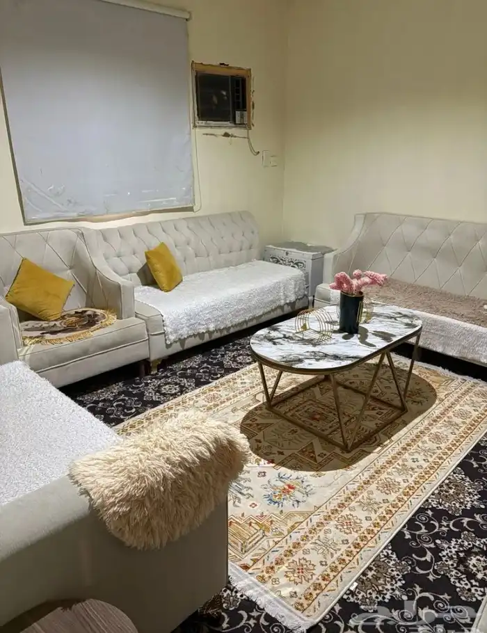 سلام عليكم كنب نضيف مستخدم مع اغراضه وطولته وعلى اليوم 5