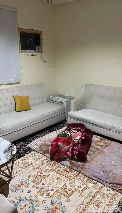سلام عليكم كنب نضيف مستخدم مع اغراضه وطولته وعلى اليوم 9