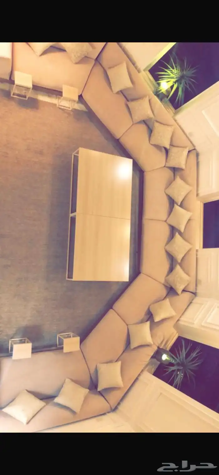 كنب ارضي مع فرشه مع طاوله وسطيه وطاولات جانبيه 0
