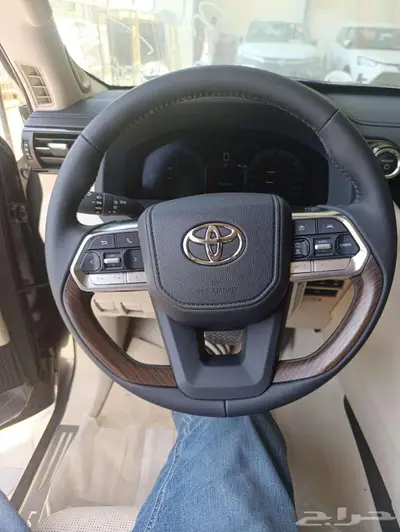 لاندكروزر VX هايبرد 12