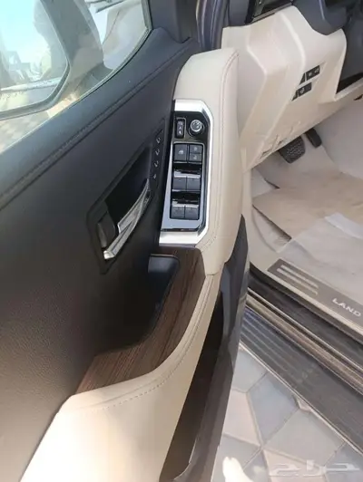 لاندكروزر VX هايبرد 7