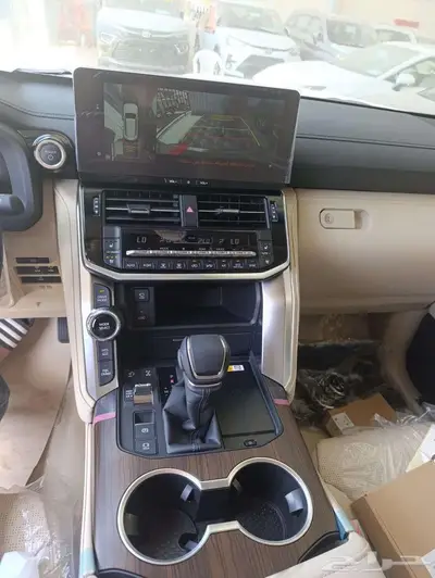 لاندكروزر VX هايبرد 11