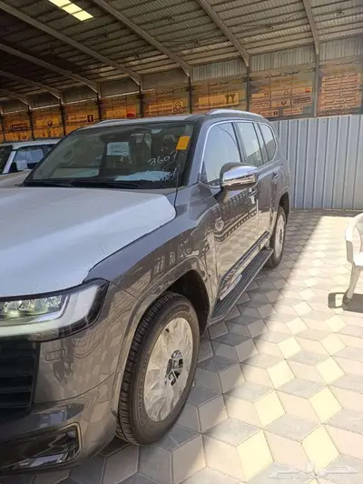 لاندكروزر VX هايبرد 14