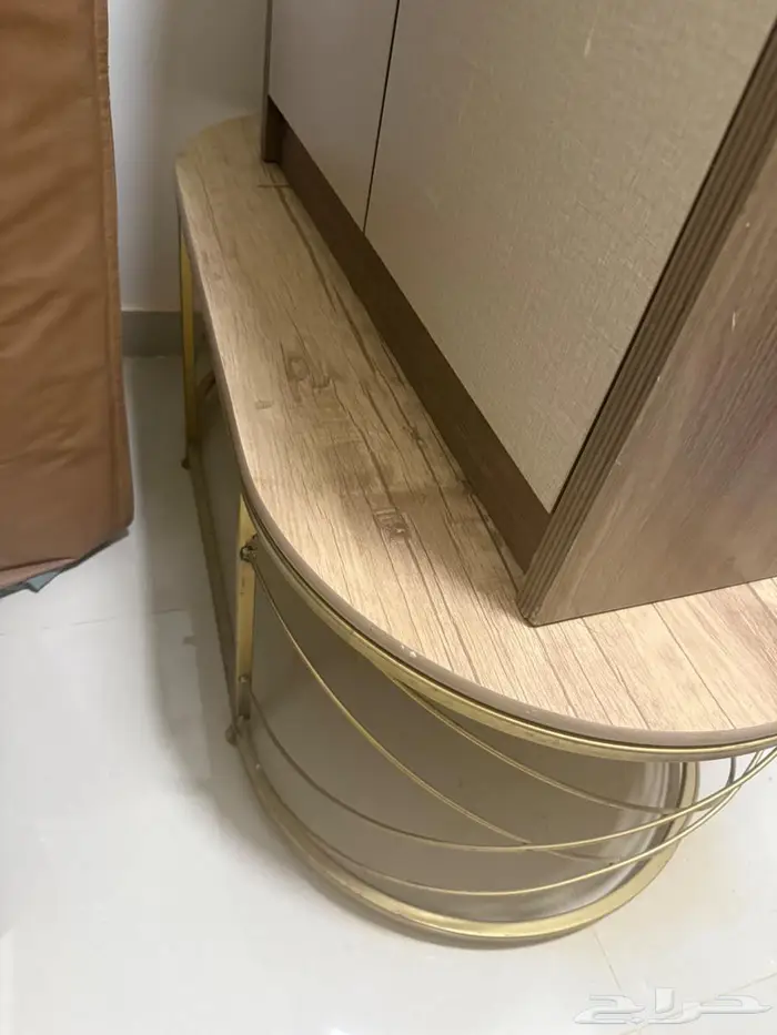 طاوله بيضاويه كبيره ومعها أربع طاولات صغيره 1