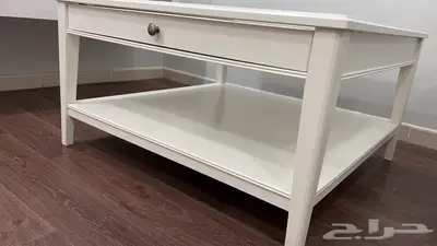طاول بيضاء فيها درج 1