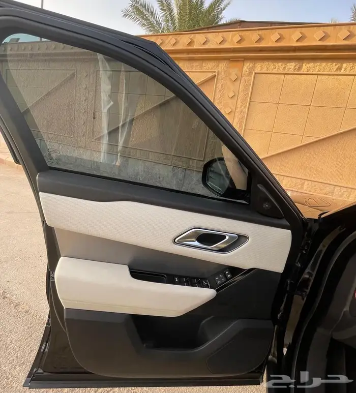 رنج روفر 2023 اسود 16