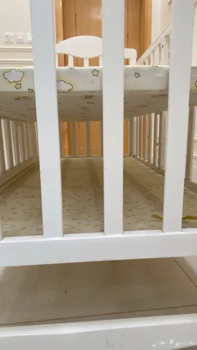 سرير اطفال في حاله جيده جدا بدورين 2