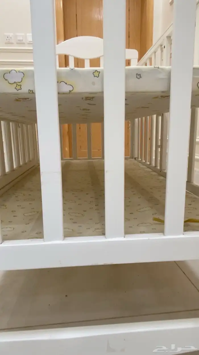 سرير اطفال في حاله جيده جدا بدورين 2