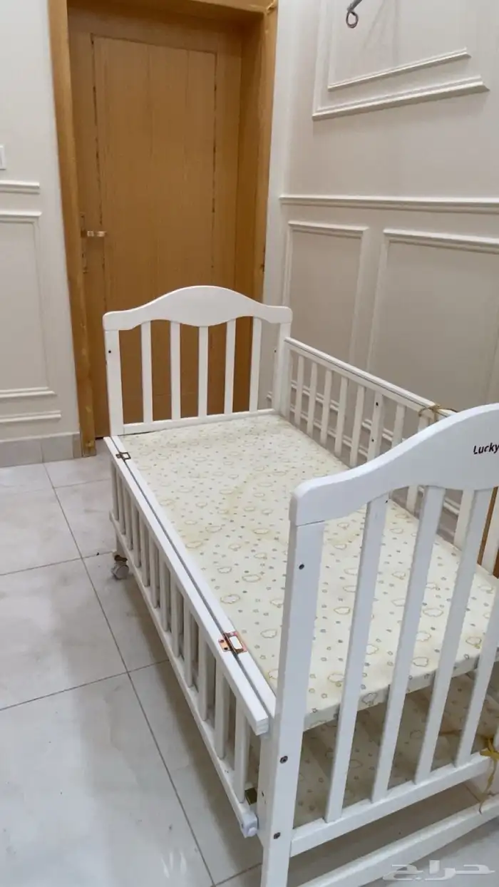 سرير اطفال في حاله جيده جدا بدورين 1