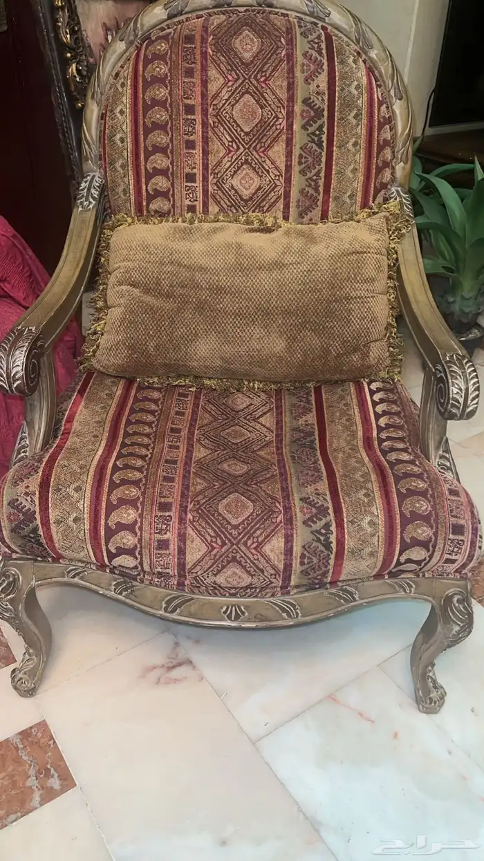 كنب وستارة وطاولات 2