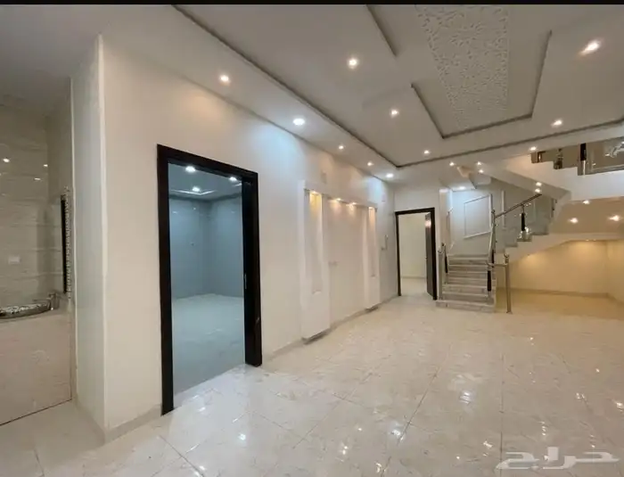 بالمهديه الغربيه فله للبيع على شارعين 0