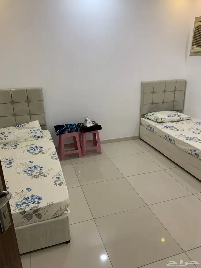 سريرين وثلاث كنبات جلوس بحالة جيدة جدا جدا 0