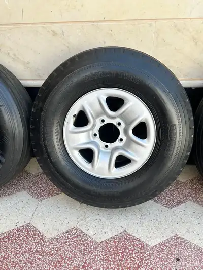 للبيع جنوط ديزل و كفرات بالون 17 900 2