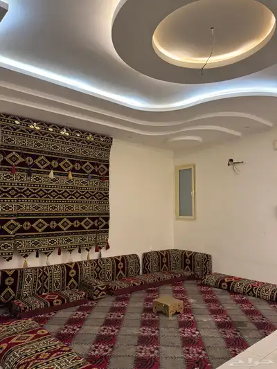 طاولة تلفزيون نظيفه ومساند وفرشه وستاره 3 زوايه شبه نظيفه 1