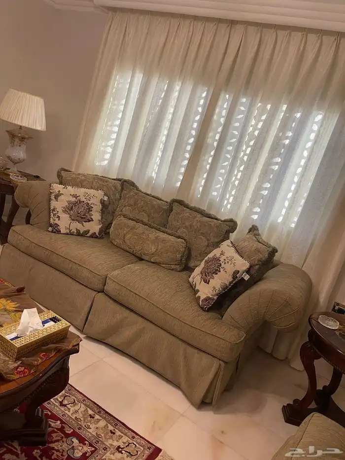 طقم كنب من المنزل استعمال نظيف وحده كبيره   وسط واثنان مفرد 1