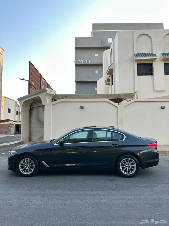 بي ام دبليو i520 الفئة الخامسة 2020 3