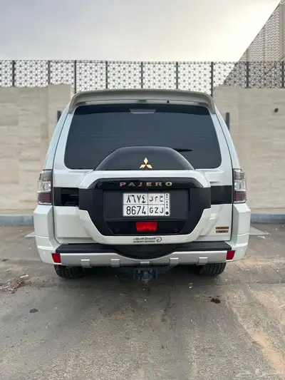 ميتسوبيشي باجيرو مخزن بحالة المصنع 1