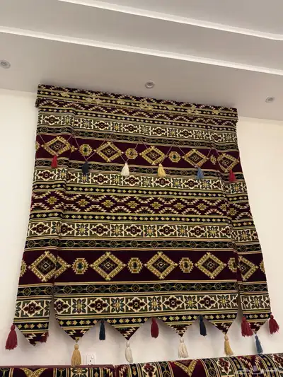 طاولة تلفزيون نظيفه ومساند وفرشه وستاره 3 زوايه شبه نظيفه 2