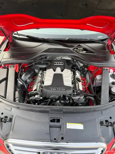 أقبل البدل Audi a8L لون مميز 4