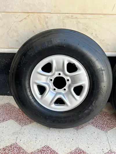 للبيع جنوط ديزل و كفرات بالون 17 900 5