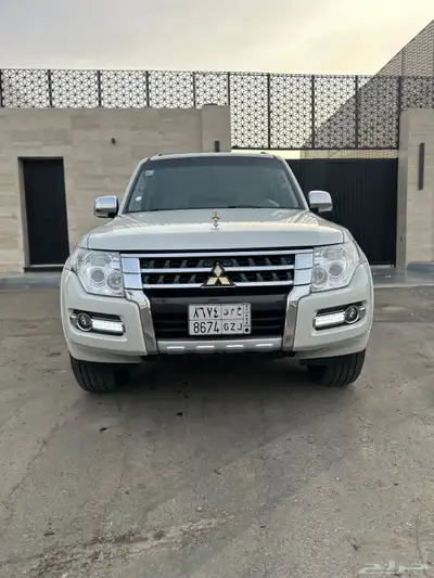 ميتسوبيشي باجيرو مخزن بحالة المصنع 0
